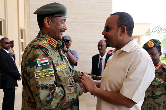عبد الفتاح البرهان رئيس المجلس العسكرى الانتقالى يستقبل رئيس الوزراء الإثيوبى يصل الخرطوم