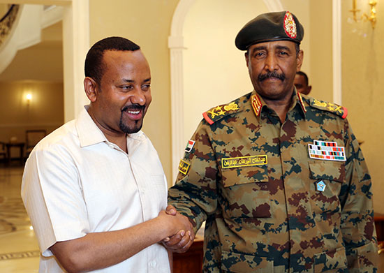 رئيس الوزراء الإثيوبى يصافح البرهان
