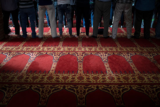 المسلمون يؤدون الصلاة فى المسجد