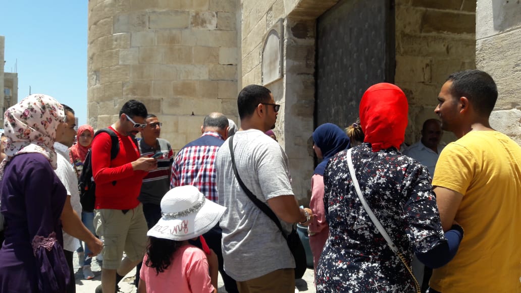 إقبال من المصريين على قلعة قيتباى فى الإسكندرية ثالث أيام العيد (4)