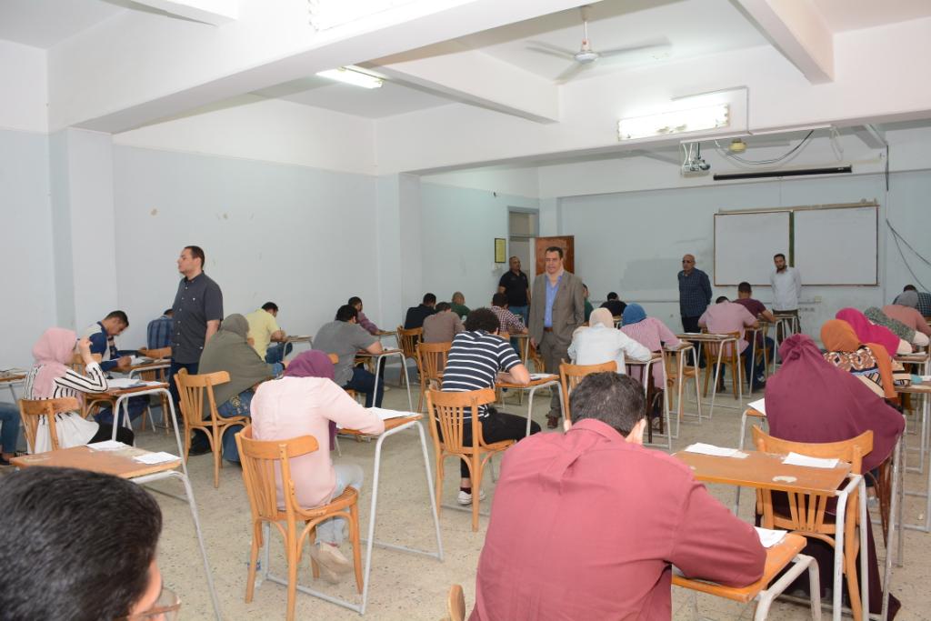 جولة نائب رئيس جامعة أسيوط على لجان الامتحانات (13)