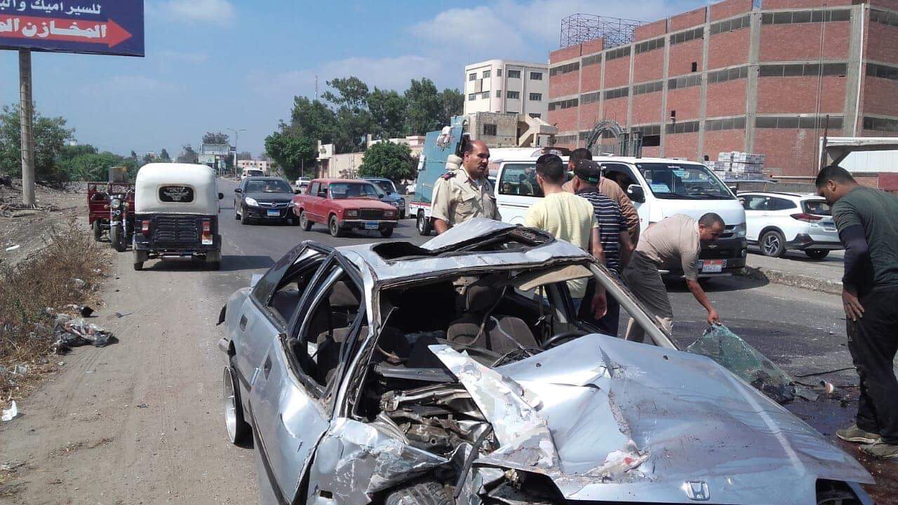 اصطدام سيارة برصيف طريق المنصورة طلخا (2)