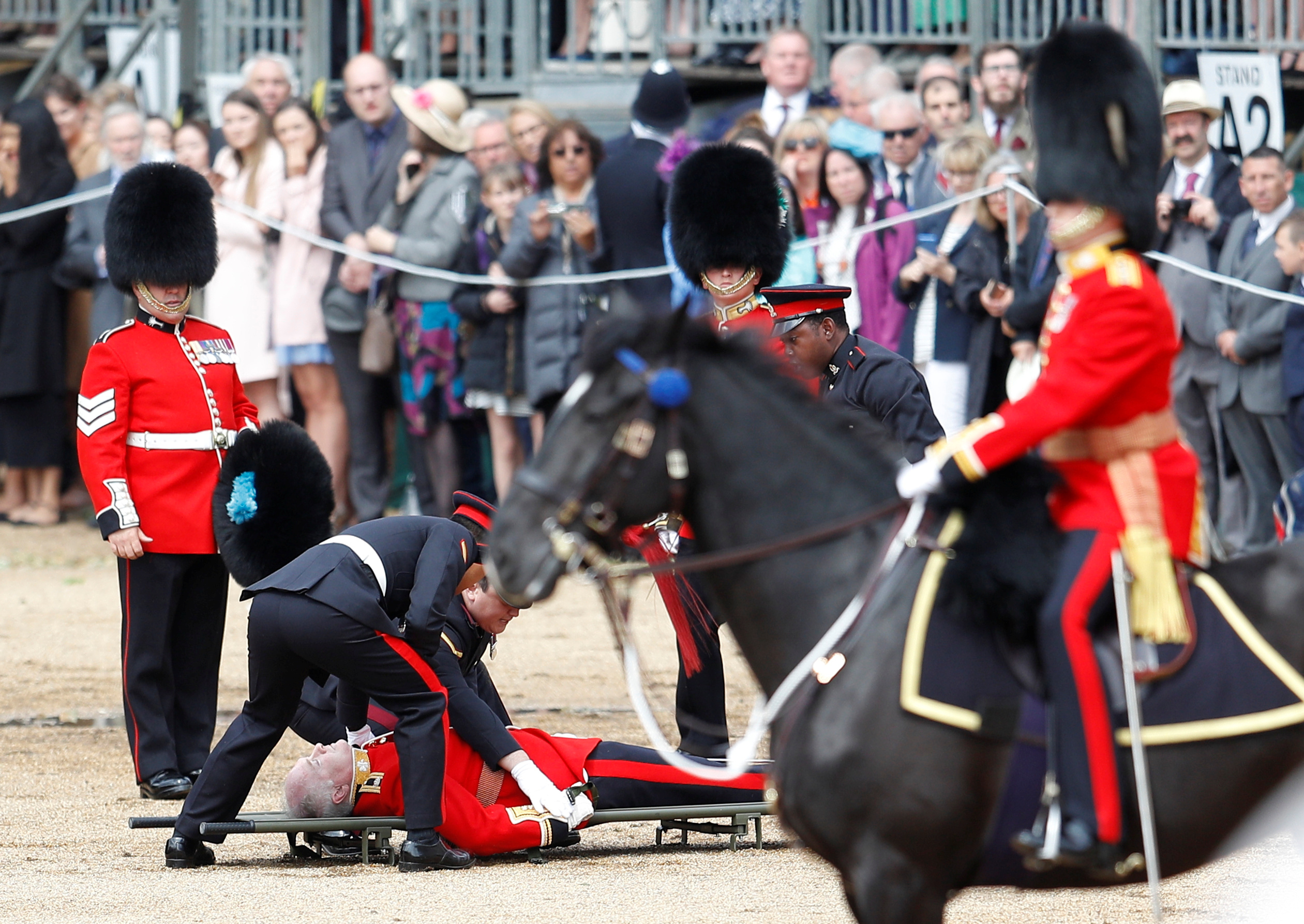 Белая лошадь теракт. Гвардейцы Елизаветы 2. Королевская гвардия в Лондоне.
