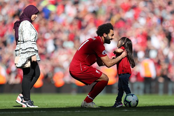 محمد صلاح زوجته وابنتهما مكة