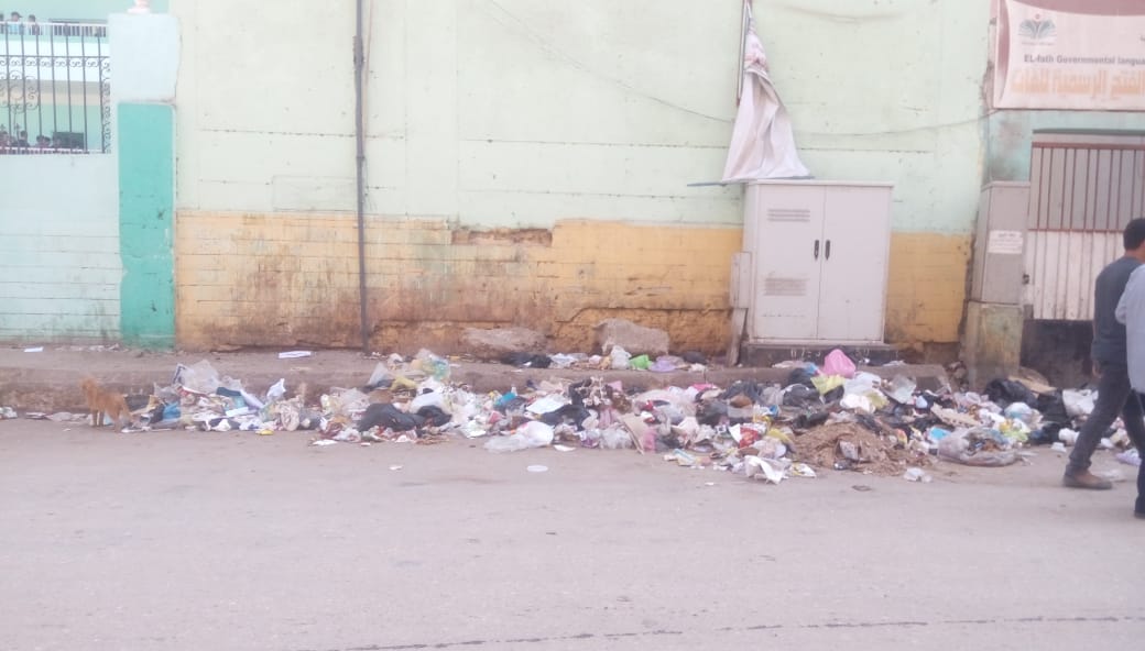 إنتشار القمامة أمام مدرسة أبوبكر الصديق بمدينة بلبيس (3)