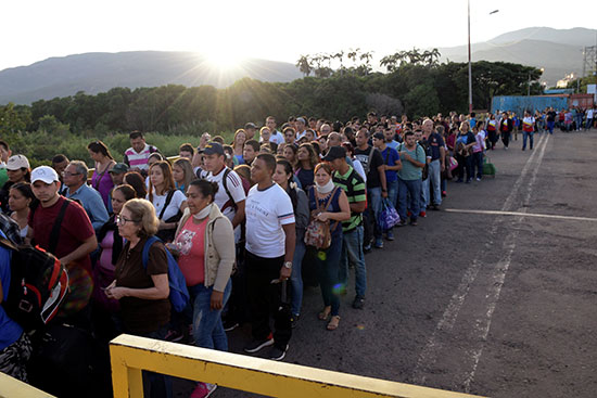 فنزويلا تعيد فتح المعبر الحدودى مع كولومبيا