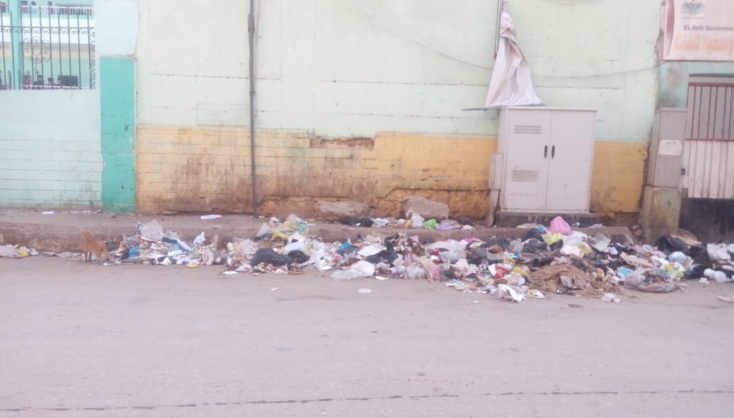 إنتشار القمامة أمام مدرسة أبوبكر الصديق بمدينة بلبيس (1)