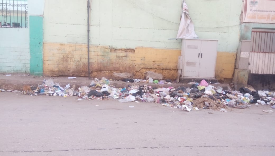 إنتشار القمامة أمام مدرسة أبوبكر الصديق بمدينة بلبيس (4)