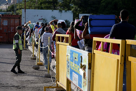 فنزويلا تعيد فتح المعبر الحدودى مع كولومبيا (6)