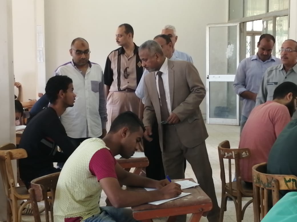 نائب رئيس جامعة الازهر يتفقد لجان الامتحانات  (1)