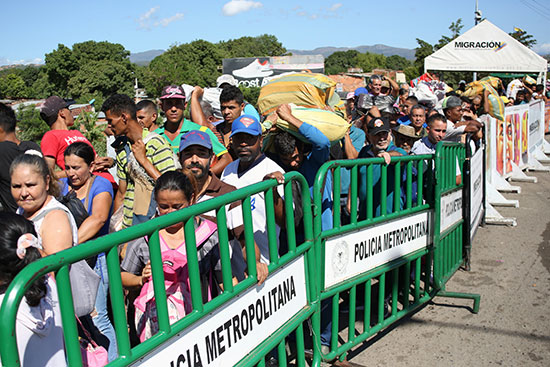 فنزويلا تعيد فتح المعبر الحدودى مع كولومبيا (9)