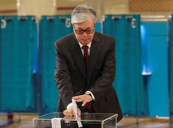 الرئيس الكازاخى المؤقت يدلى بصوته فى الانتخابات