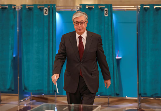 رئيس كازاخستان المؤقت فى لجنة الاقتراع