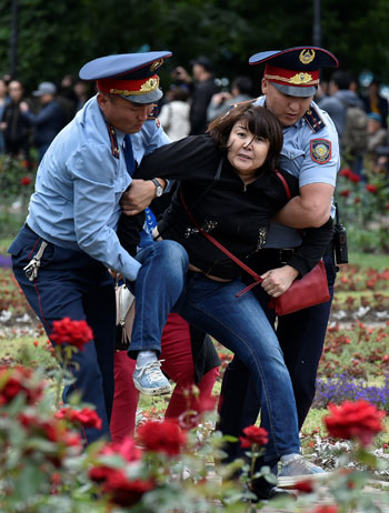 الشرطة الكازاخية تعتقل متظاهرة ضد الانتخابات