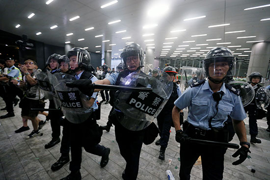 شرطة هونج كونج تتصدى للمتظاهرين