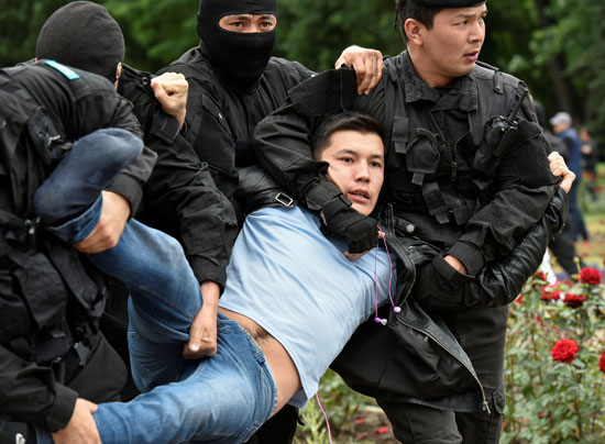 عنف من الشرطة فى مواجهة متظاهرين بكازاخستان