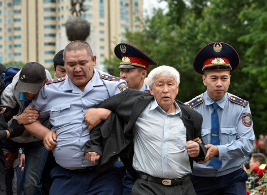اعتقال متظاهر فى كازاخستان أثناء احتجاجه على الانتخابات