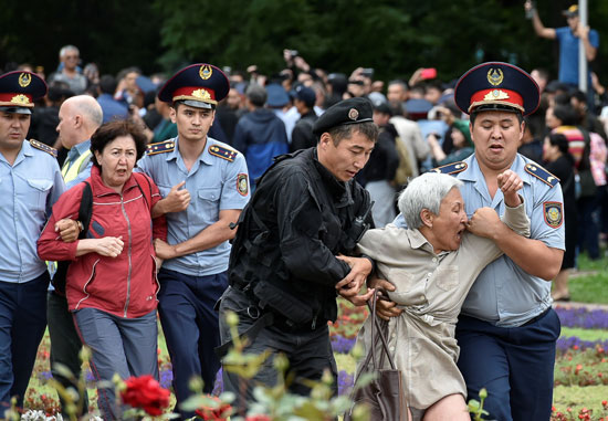 الشرطة الكازاخية تعتقل متظاهرات ضد الانتخابات