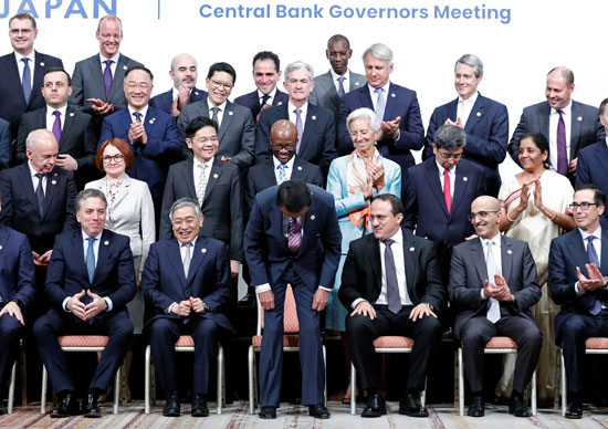 زعماء مالية مجموعة العشرين يصطفون لالتقاط صورة تذكارية