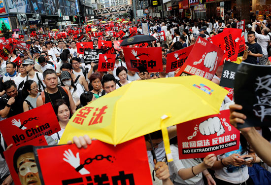 لافتات لا للصين فى أيدى المتظاهرين بهونج كونج