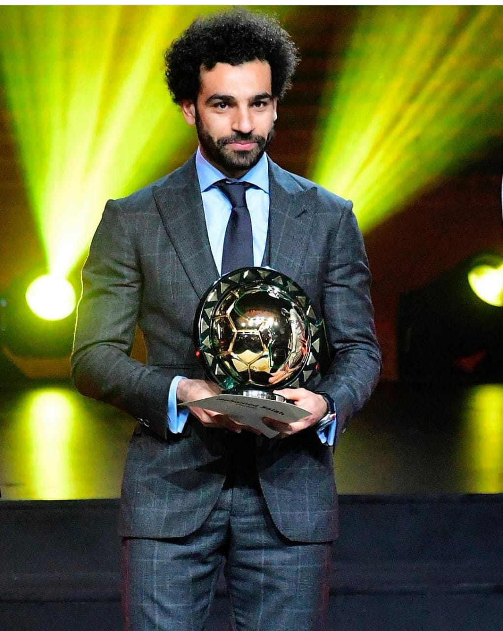 محمد صلاح مع جائزة أفضل لاعب فى أفريقيا
