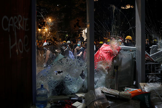 تحطم زجاج المجلس التشريعى فى هونج كونج