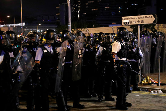 الشرطة فى هونج كونج تحاصر مبنى المجلس التشريعى