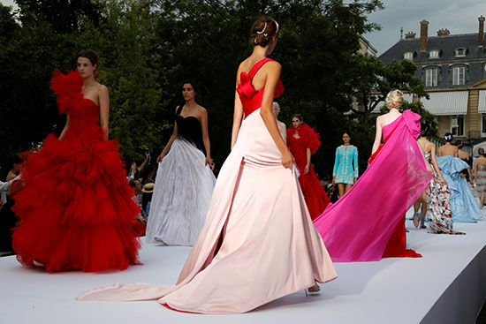 مصممى الأزياء تمارا رالف ومايكل روسو يعضوون ابداعاتهم فى أسبوع الـ Haute Couture (3)