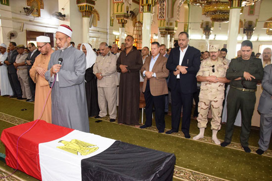 محافظ بنى سويف يتقدم مشيعى جنازة حسن مبروك شهيد سيناء (4)