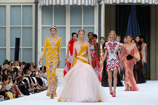 مصممى الأزياء تمارا رالف ومايكل روسو يعضوون ابداعاتهم فى أسبوع الـ Haute Couture (5)