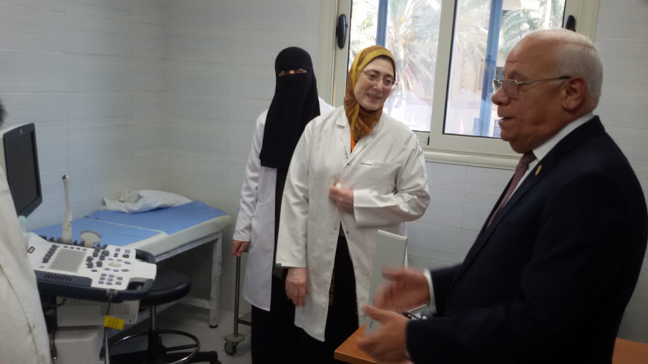 محافظ بورسعيد يتفقد المراكز والوحدات الصحية  (1)