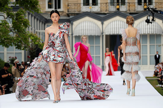 مصممى الأزياء تمارا رالف ومايكل روسو يعضوون ابداعاتهم فى أسبوع الـ Haute Couture (7)