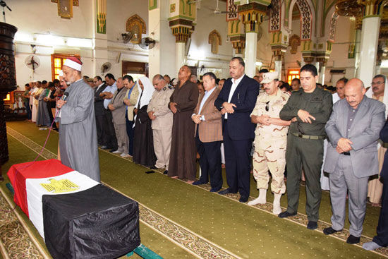 محافظ بنى سويف يتقدم مشيعى جنازة حسن مبروك شهيد سيناء (3)