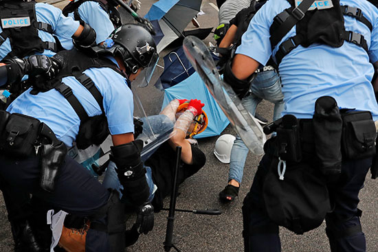 الشرطة تلقى القبض على المتظاهرين