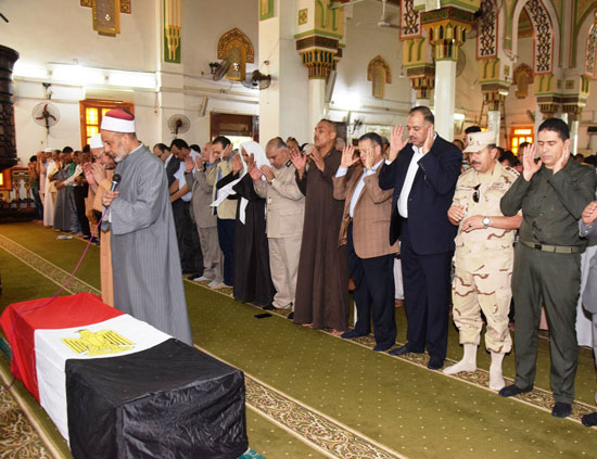 محافظ بنى سويف يتقدم مشيعى جنازة حسن مبروك شهيد سيناء (2)