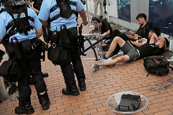 المعتقلين على الأرض فى حراسة الشرطة