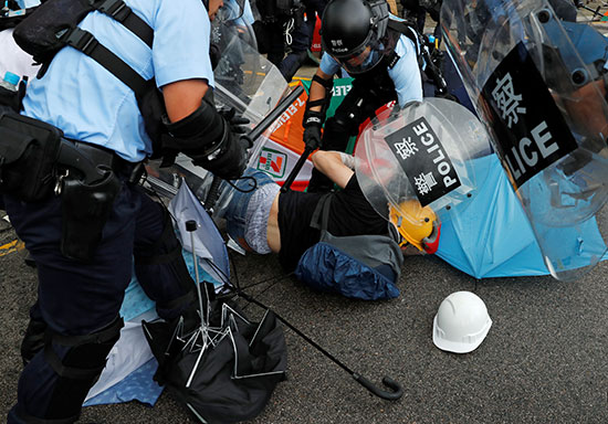الشرطة أثناء القبض على متظاهرين