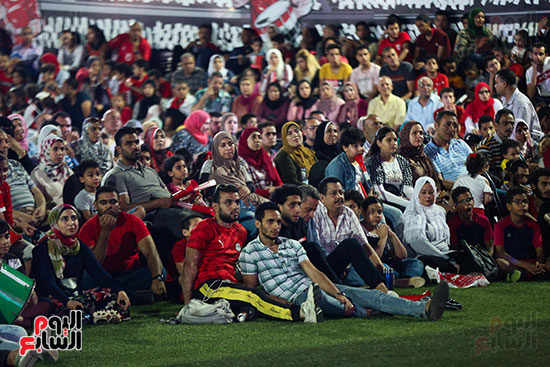 المصريون يلتفون حول الشاشات فى الأندية وعلى المقاهى (18)