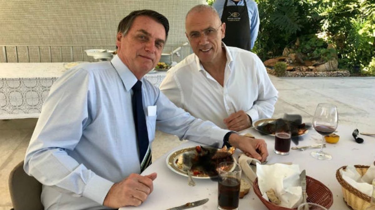 السفير الاسرائيلى فى البرازيل يتناول مأكولات محرمة