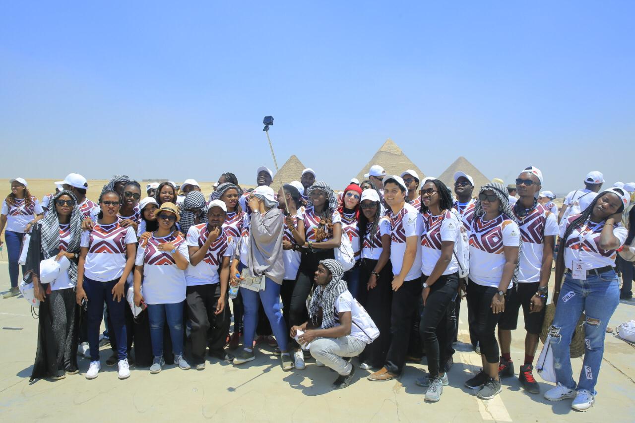 المشاركون بالبرنامج الرئاسى لتأهيل الشباب الأفريقى يزورون الأهرامات (2)