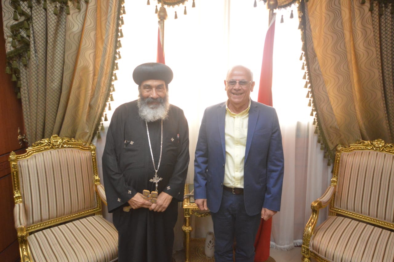 محافظ بورسعيد يستقبل وفدا من الكنيسة برئاسة الأنبا تادرس (2)