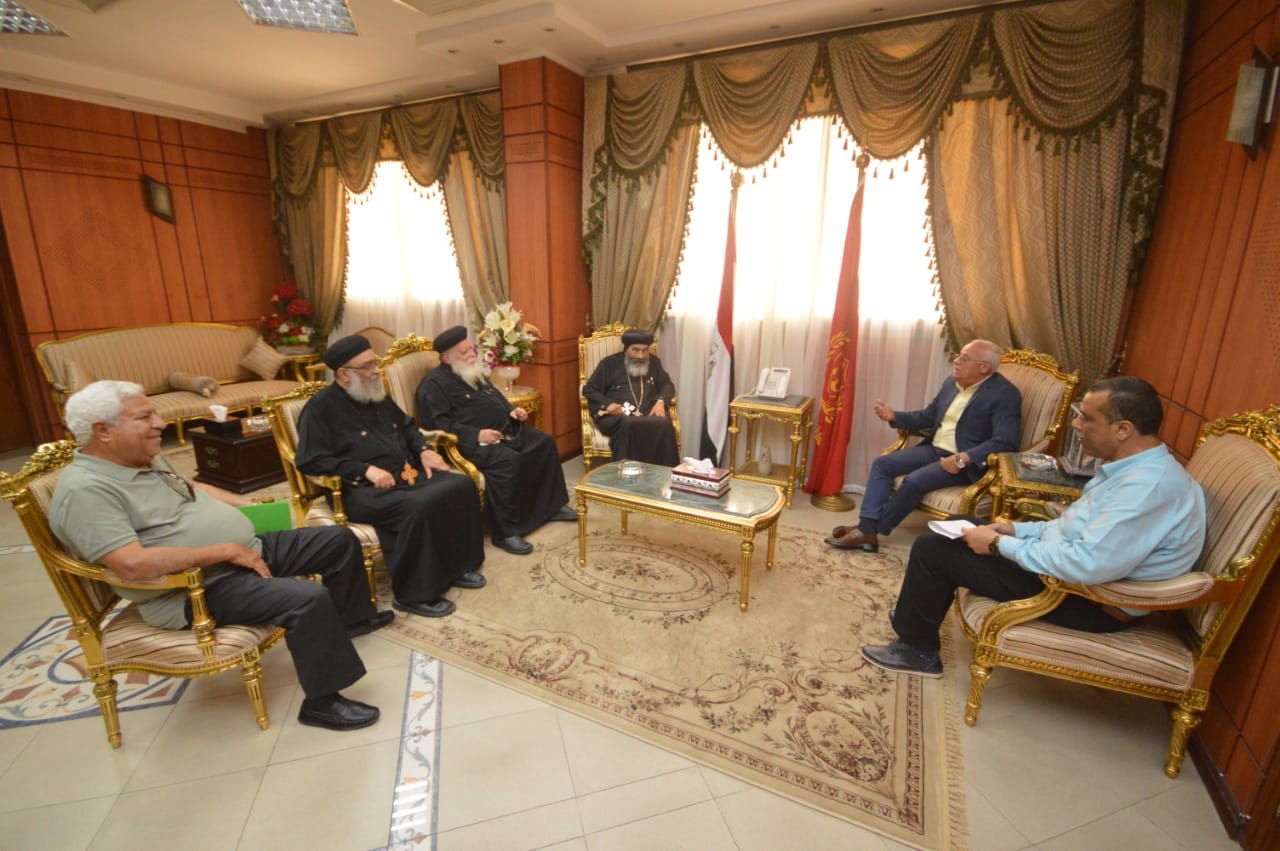 محافظ بورسعيد يستقبل وفدا من الكنيسة برئاسة الأنبا تادرس (3)