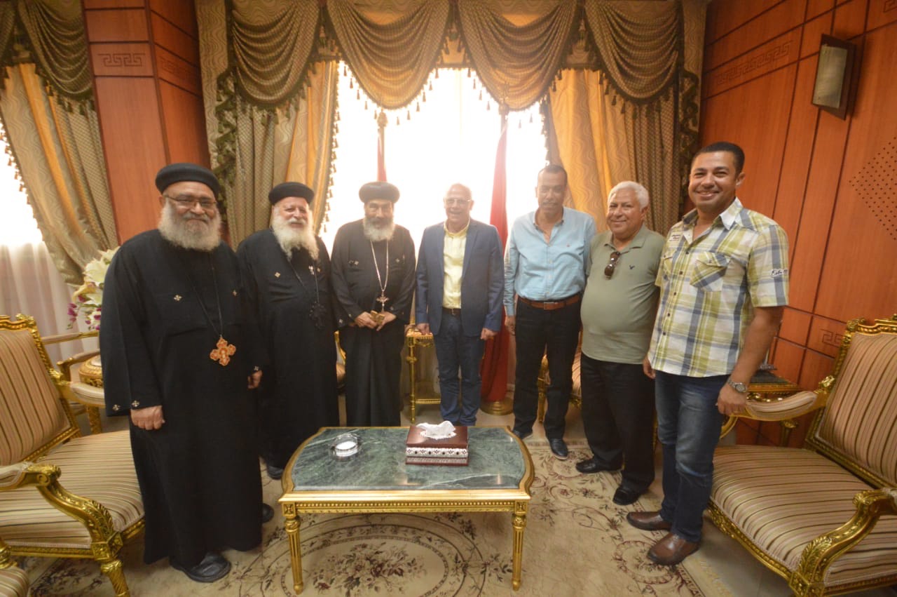 محافظ بورسعيد يستقبل وفدا من الكنيسة برئاسة الأنبا تادرس (1)