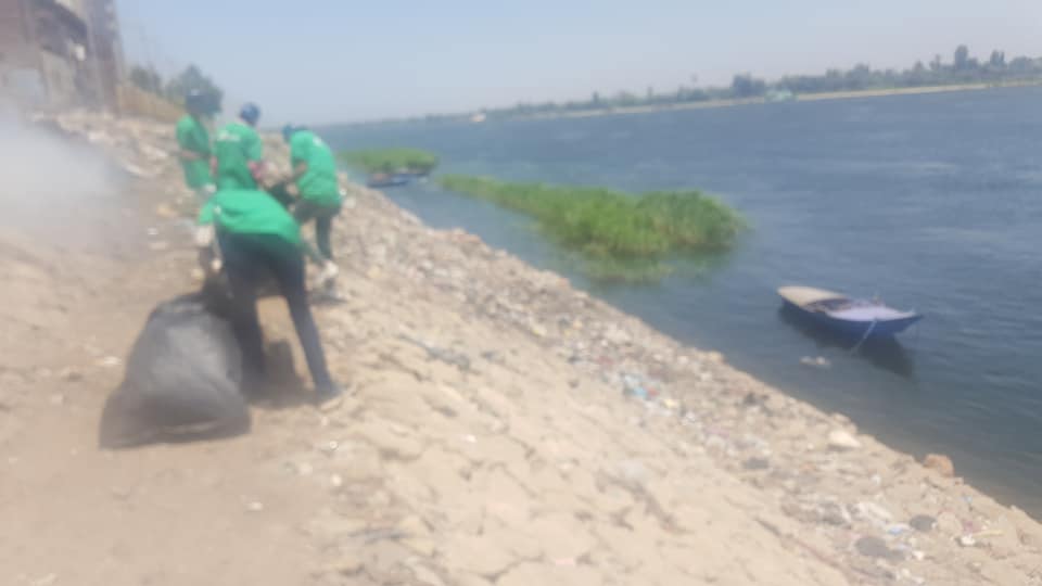 شباب أسيوط يشاركون في تنظيف مجري نهر النيل (1)