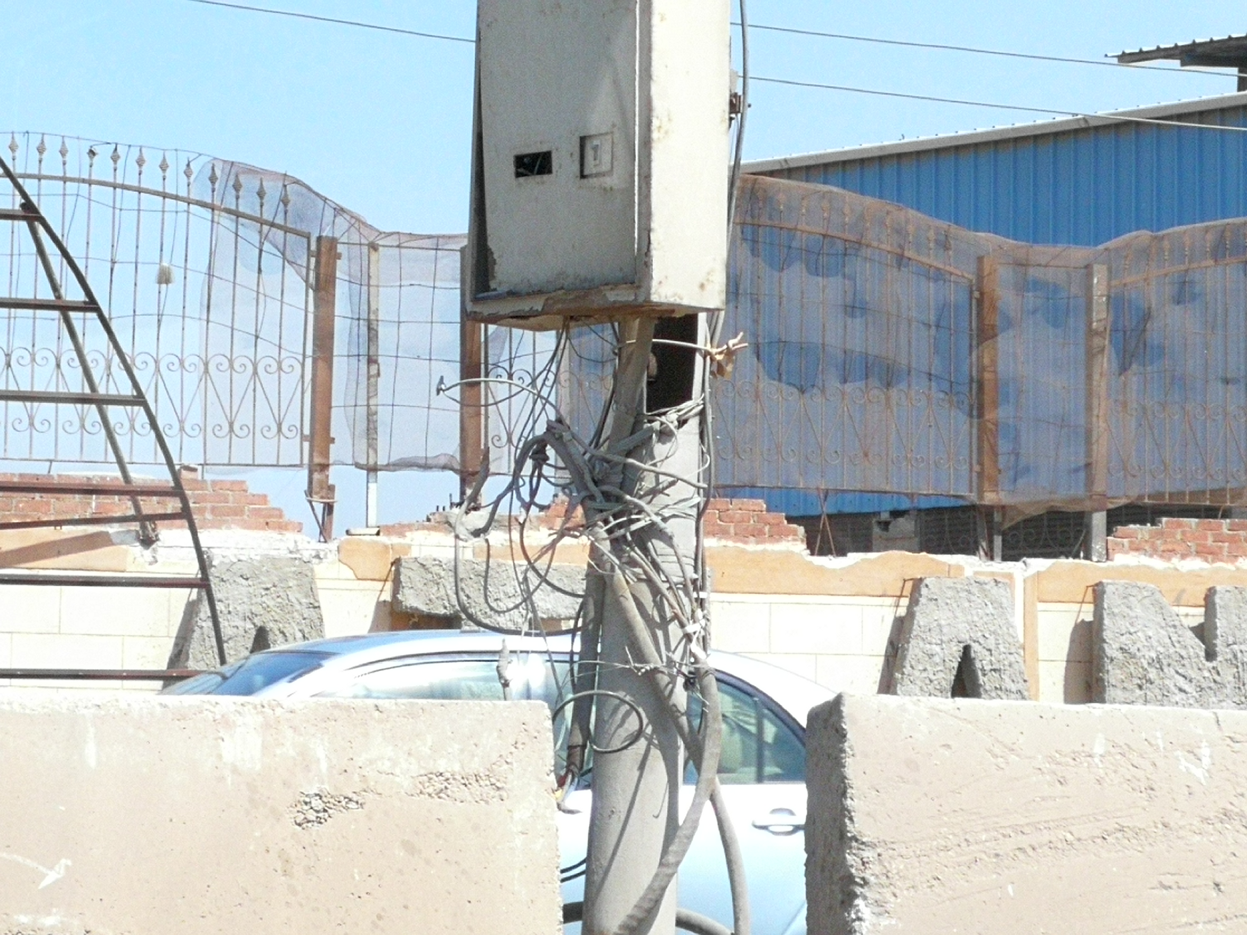 أسلاك الكهرباء المكشوفة بمدينة المحلة (5)