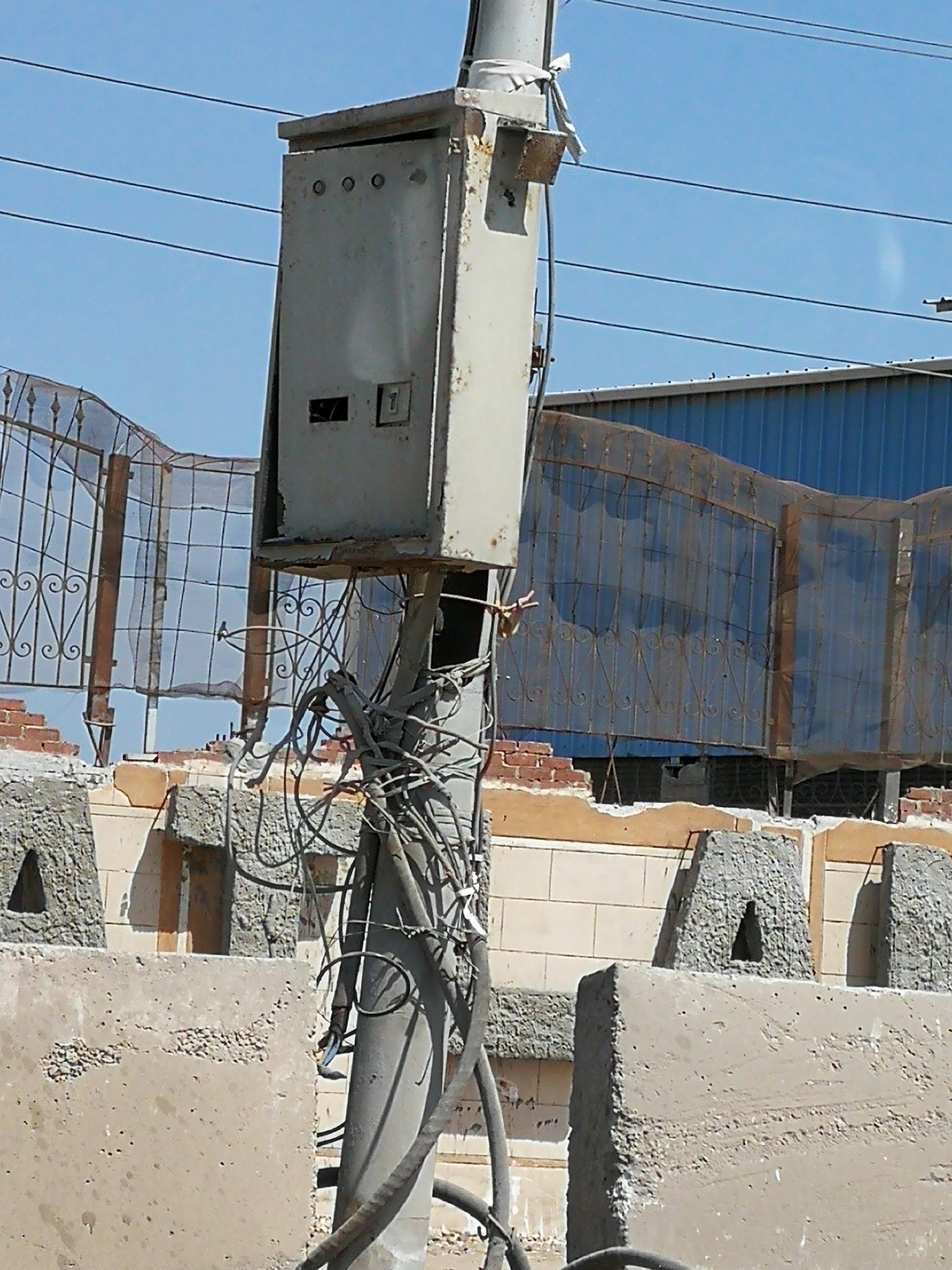 أسلاك الكهرباء المكشوفة بمدينة المحلة (6)