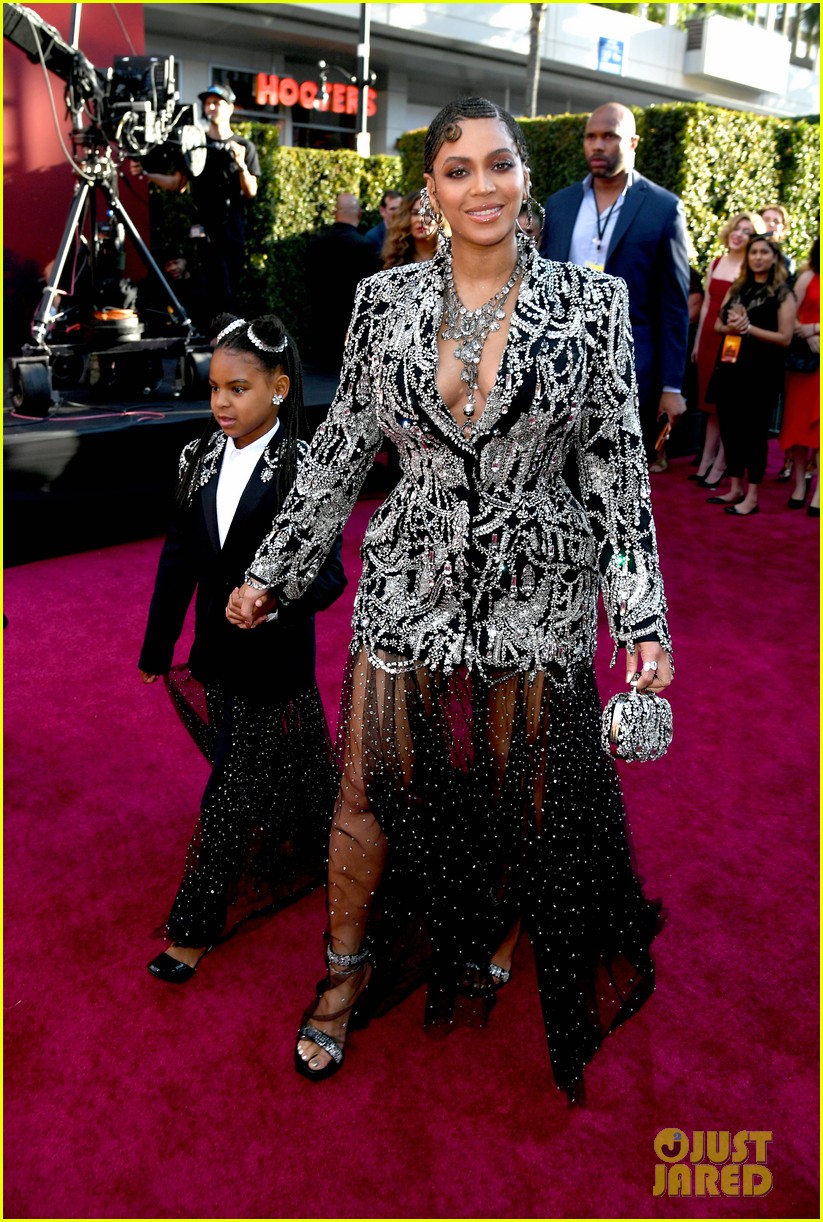 beyonce-brings-daughter-blue-ivy-to-the-lion-king-premiere-01