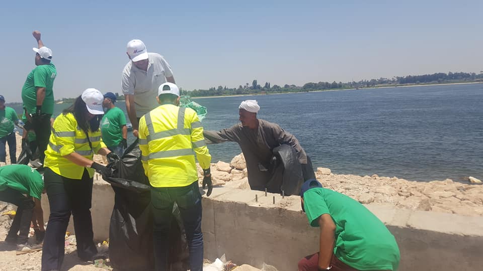 شباب أسيوط يشاركون في تنظيف مجري نهر النيل (3)