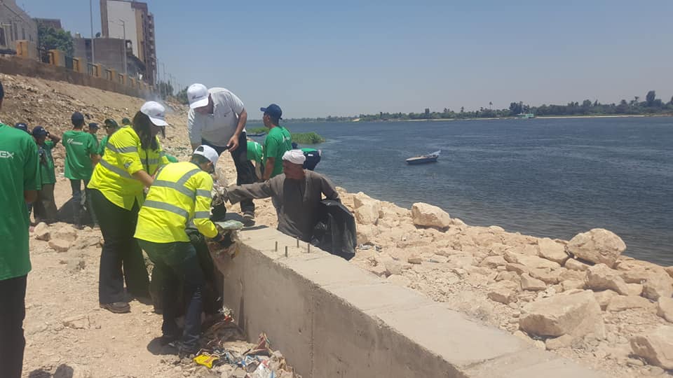 شباب أسيوط يشاركون في تنظيف مجري نهر النيل (2)