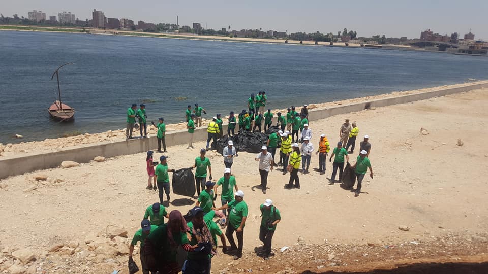 شباب أسيوط يشاركون في تنظيف مجري نهر النيل (4)
